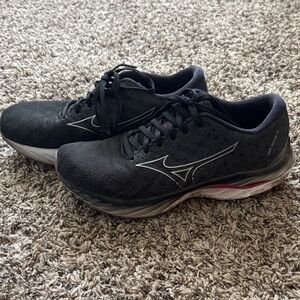 Mizuno Black and Silver Athletic Shoes